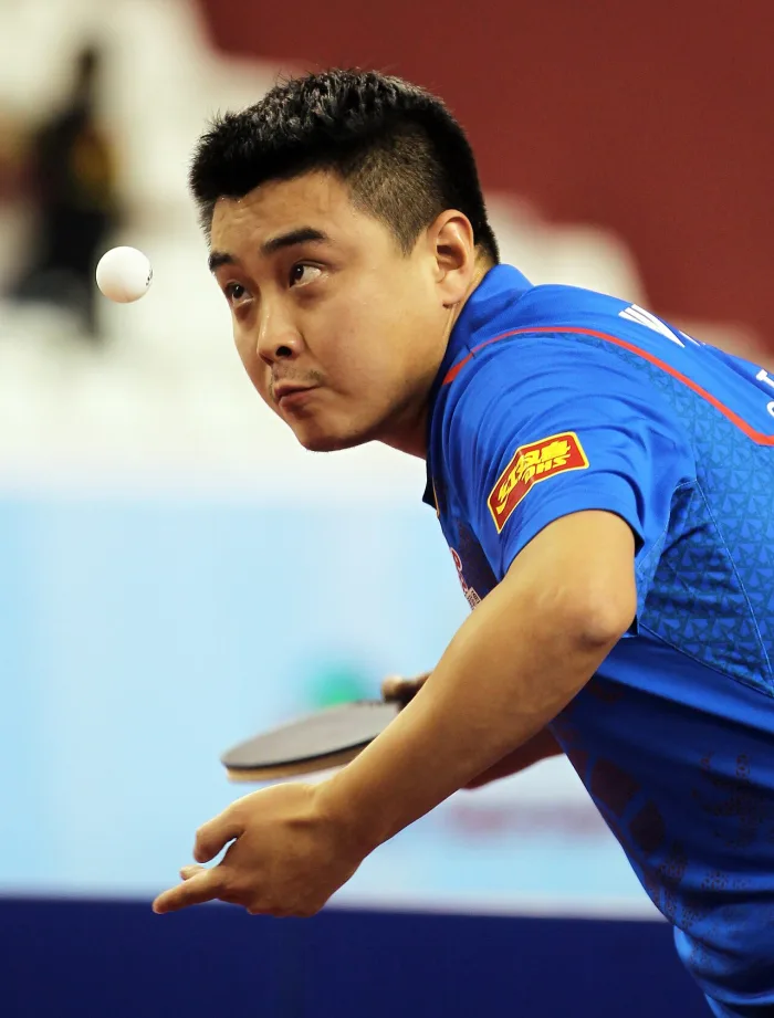Ван Хао на подаче, мяч в воздухе после подброса, Qatar Open 2012